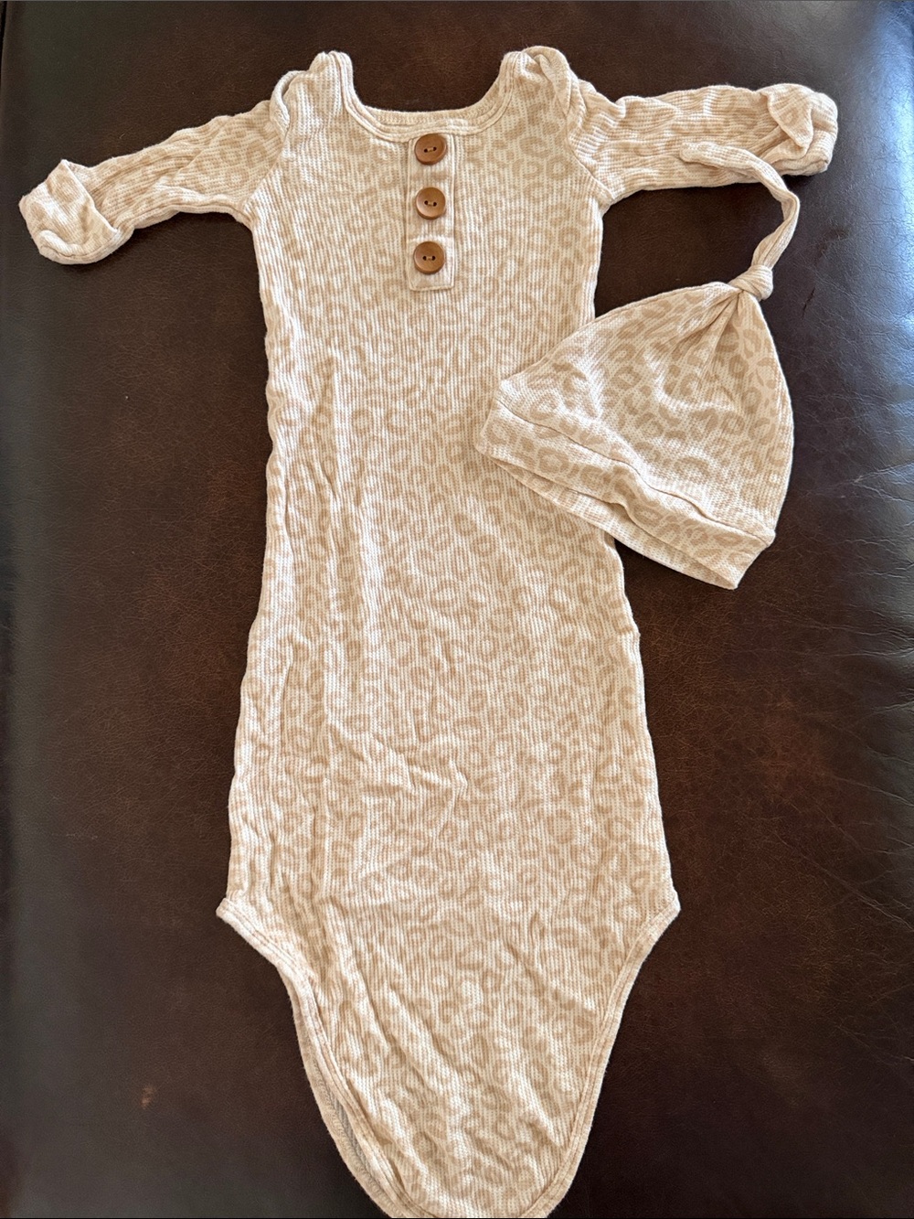Caden Lane Gown & Cap Lovely Leopard (NB-3)